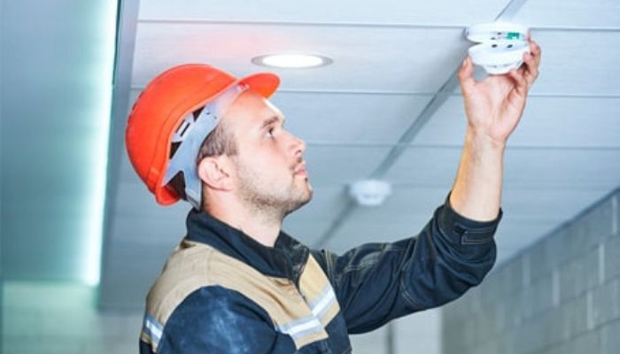 Técnico especialista de Plomeros y Desazolve realizando labores de mantenimiento e inspección técnica en Azcapotzalco.