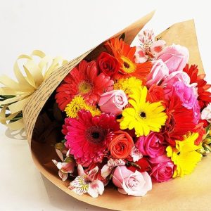 Ramo de rosas, gerberas y astromelias